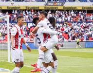 Jugadores de la Liga de Quito celebran el gol de Gabriel Villamil contra Deportivo Cuenca