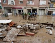 Vecinos de Paporta realizan labores de limpieza este lunes. EFE/ Manuel Bruque