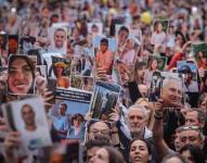 Personas se manifiestan en apoyo a Israel, este lunes en Buenos Aires (Argentina). La comunidad judía de Argentina convoca a un acto en la intersección de dos calles en Buenos Aires para recordar a las víctimas y exigir la liberación de los secuestrados, al cumplirse un año del ataque de Hamás en territorio israelí. EFE/ Juan Ignacio Roncoroni