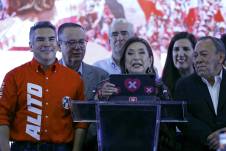 La candidata presidencial opositora Xóchitl Gálvez,habla durante una rueda de prensa este domingo, en Ciudad de México