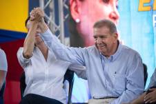 Fotografía del abanderado de la Plataforma Unitaria Democrática (PUD), Edmundo González Urrutia, acompañado de la líder opositora María Corina Machado.