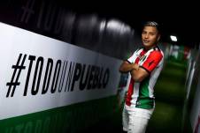 Dilan Zúñiga luce la camiseta de Palestino (Chile)