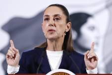 La presidenta de México, Claudia Sheinbaum, habla durante una rueda de prensa este viernes, en el Palacio Nacional de la Ciudad de México.