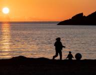 En la imagen de archivo, una familia disfruta de las últimas horas de sol en la Playa de Es Geparut de Sant Elm, en Mallorca. EFE/Cati Cladera