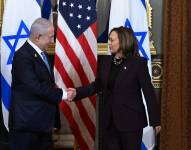 El primer Ministro de Israel, Benjamin Netanyahu, le da la mano a la vicepresidenta estadounidense, Kamala Harris.