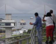 Fotografía de archivo que muestra a personas observando el tránsito de un buque por las esclusas de Agua Clara, en el Canal de Panamá (Panamá).