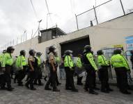 Fotografía de archivo que muestra a policías durante un operativo en una cárcel de Ecuador a inicios de 2024.