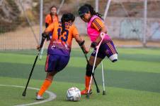 Fotografía del 15 de septiembre de 2024 de jugadoras de la selección femenina ecuatoriana de fútbol de amputadas, disputando un balón durante un entrenamiento en la ciudad de Quito (Ecuador).