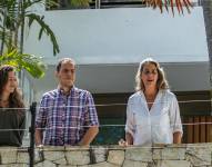 Fotografía de archivo de Claudia Macero (i), Pedro Uchurrurtu (c) y Magalli Meda, asilados en la residencia del embajador de Argentina, en Caracas (Venezuela). EFE/ Henry Chirinos