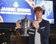 El tenista italiano Jannik Sinner levanta su trofeo del Campeonato Abierto de Estados Unidos frente al estadio Arthur Ashe