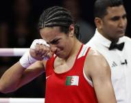 La boxeadora argelina Imane Khelif (rojo) celebra su victoria ante la húngara Anna Luca Hamori en su combate de boxeo femenino de cuartos de final, categoría 66kg, de los Juegos Olímpicos de París 2024, en North Paris Arena de Seine-Saint Denis. EFE/ Miguel Toña