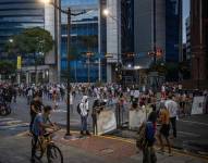 Manifestantes se enfrentan a la Guardia Nacional Bolivariana (GNB), por los resultados de las elecciones presidenciales este lunes, en Caracas (Venezuela).