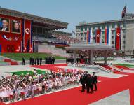 El presidente ruso, Vladimir Putin (i), y el líder norcoreano Kim Jong Un (2d) asisten a una ceremonia oficial de bienvenida durante su reunión en Pyongyang, Corea del Norte, este miércoles.