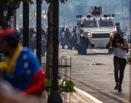 Fotografía de manifestantes durante enfrentamientos entre opositores y miembros de la Guardia Nacional Bolivariana (GNB), por los resultados de las elecciones presidenciales, en Caracas.