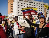 Venezolanos participan de una manifestación tras las elecciones presidenciales del domingo, en la ciudad de Tijuana, estado de Baja California (México).