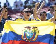 Un grupo de hinchas realizó un banderazo para apoyar a la selección de Ecuador.