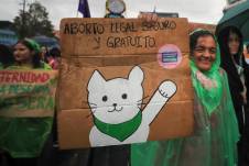 Mujeres se manifiestan durante una marcha en Quito.