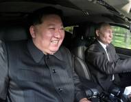 El presidente ruso Vladimir Putin y el lider norcoreano Kim Jogn Un en una limusina Aurus en Pyongyang