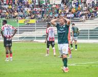 El delantero de Orense, Nicolás Servetto, lamenta la derrota de su equipo ante Técnico Universitario