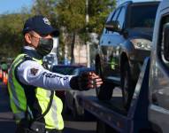 Los agentes de tránsito realizan controles en distintos puntos de la ciudad.