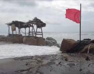 Alerta roja por fuerte oleaje en las costas del país.