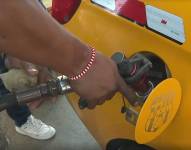 En Guayaquil, taxistas hace una fila de 20 cuadras para poder abastecerse de gas porque solo una de seis estaciones de combustible tiene el producto.