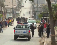 Imagen de policías tras una balacera en el bloque 6 de la Flor de Bastión, noroeste de Guayaquil.