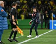 Sebastián Beccacece dirigiendo en el partido contra Brasil.