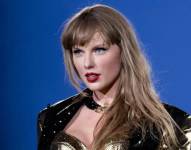 Taylor Swift es una cantante, compositora y actriz estadounidense reconocida mundialmente por su música pop y country. Ha vendido millones de álbumes y es una de las artistas más influyentes de su generación.