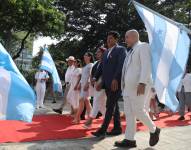 Imagen de Blanca López, vicealcaldesa de Guayaquil, caminando hacia la Columna de los Próceres del Parque Centenario para dar inicio al pregón cívico octubrino.