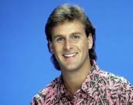 Dave Coulier es un actor y comediante estadounidense conocido principalmente por su papel como Joey Gladstone en la popular serie de televisión Full House. Sus imitaciones de voces y su humor lo convirtieron en uno de los personajes más queridos de la serie, dejando una huella imborrable en la cultura pop de los años 80 y 90.