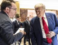 El expresidente de EE. UU., Donald J. Trump, atiende a un periodista en una conferencia de prensa en la Torre Trump en Nueva York (EE. UU.).