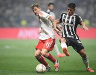 Facundo Colidio disputa el balón con Alan Franco por la semifinal de la Copa Libertadores