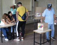 Un hombre vota este domingo, en un centro de votación para las elecciones a la Presidencia en Caracas (Venezuela)