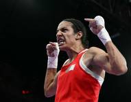 La boxeadora de Argelia Imane Kheli celebra su victoria ante la húngara Anna Luca Hamori en los Juegos Olímpicos de París 2024