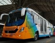 Los buses de la Metrovía están pintados de colores distintos de acuerdo a cada troncal.