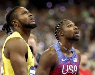 Kishane Thompson (L) de Jamaica y Noah Lyles de los EE.UU. Miran los resultados en la pantalla del estadio después de la final masculina de 100m de las competiciones de atletismo en los Juegos Olímpicos de París 2024 , en el estadio Stade de France en Saint Denis, Francia, 04 de agosto de 2024. Lyles ganó la carrera, Thompson quedó segundo. (100 metros, Francia)