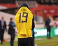 Gonzalo Plata se lamenta en un partido con Ecuador.