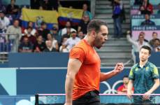 El ecuatoriano Alberto Miño celebra su victoria ante el australiano Finn Luu en tenis de mesa en los Juegos Olímpicos de París 2024