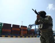 Un militar custodia un puerto marítimo en Guayaquil.