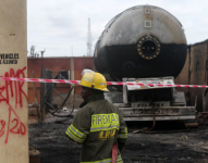 n bombero se para frente a una gasolinera después de una explosión de gas en Lagos (Nigeria).