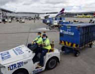 Fotografía de archivo de trabajadores en el aeropuerto El Dorado, de Bogotá (Colombia).