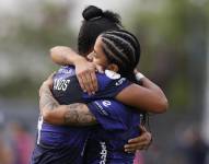 Claudia Elena Roldán (d) de Independiente celebra un gol de este miércoles, en un partido de la Copa Libertadores Femenina