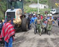 Momento del rescate de las víctimas tras aluvión en Chimborazo.