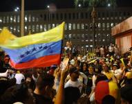 La comunidad Venezolana se dio cita atrás del centro comercial Mall del Sol a la espera de los resultados de los comicios en Venezuela.