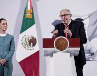 El secretario de Salud de México, David Kershenobich (d), habla durante la conferencia de prensa matutina de la presidenta de México Claudia Sheinbaum este martes, en el Palacio Nacional en la Ciudad de México.