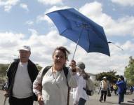 Ciudadanos se protegen del sol en Quito el 8 de septiembre de 2024.