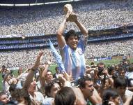 Foto del 29 de junio de 1986, Diego Maradona alza la Copa Mundial tras la victoria de Argentina 3-2 ante Alemania. AP