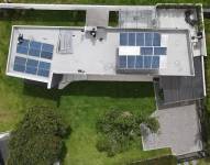 Imagen referencial de la instalación de paneles solares en viviendas.