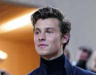 Shawn Mendes es un cantante canadiense que saltó a la fama gracias a sus covers en Vine. Su música, caracterizada por baladas pop y letras emotivas, lo ha convertido en uno de los artistas más populares de su generación. Además de su carrera musical, Mendes ha sido reconocido por su activismo y su participación en diversas causas sociales.